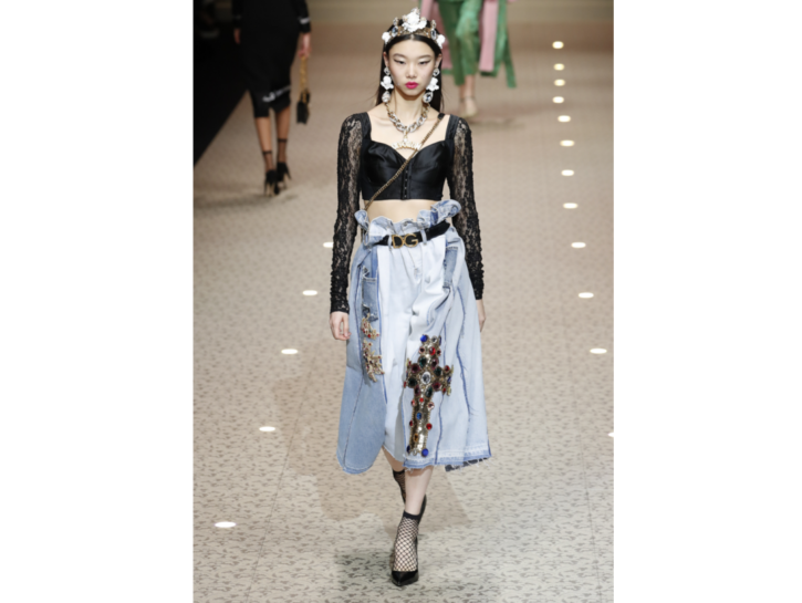 Un paio di jeans modello a culotte con croci ricamate e pietre di Dolce&Gabbana