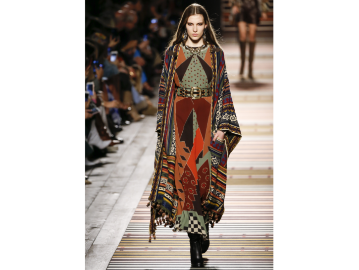 La mantella patchwork di Etro per un look un po' hippie un po' folk