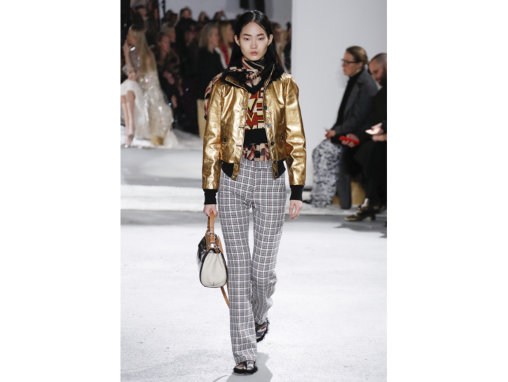 Il bomber intinto nell'oro più puro abbinato ai pantaloni tartan di Giambattista Valli