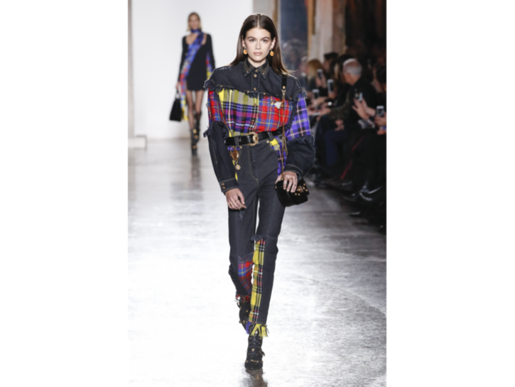 Kaia Gerber indossa i mom jeans a vita alta con inserti in stoffa tartan di Versace