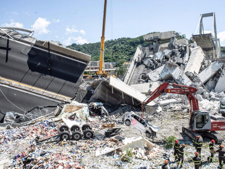 La rimozione delle macerie dopo il crollo del ponte Morandi