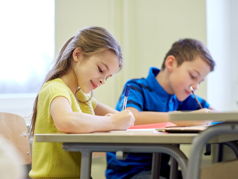 Bambina sorride banchi di scuola