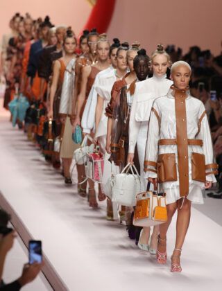 Fendi: in passerella pelle, pvc e trasparenze bon ton