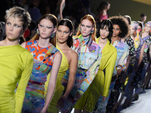 Versace: stampe fiammanti ed ecletticità per la primavera estate 2019