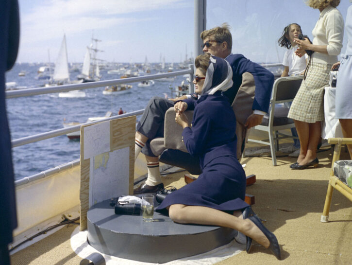 John e Jackie Kennedy in barca a Hyannis Port, residenza di famiglia in Massachusetts (1962)