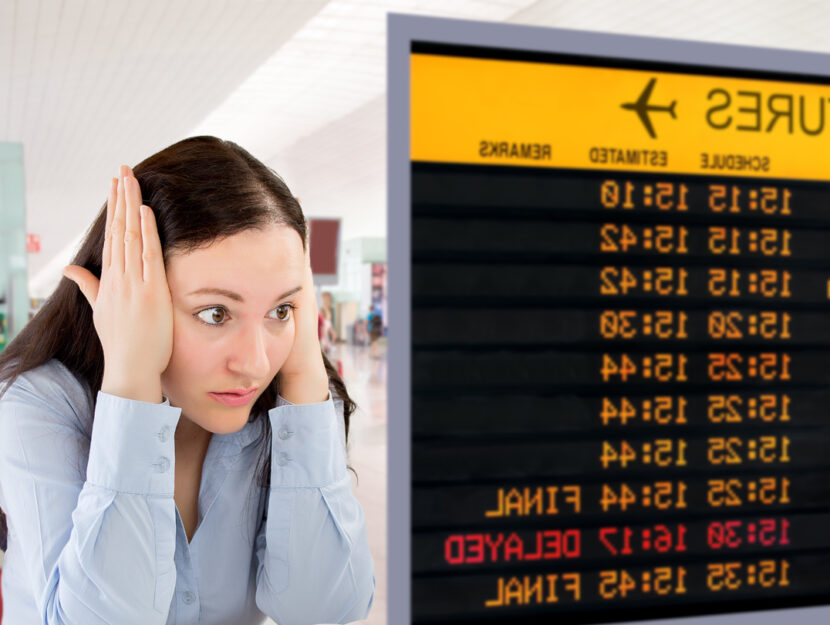 Ragazza aeroporto aereo in ritardo