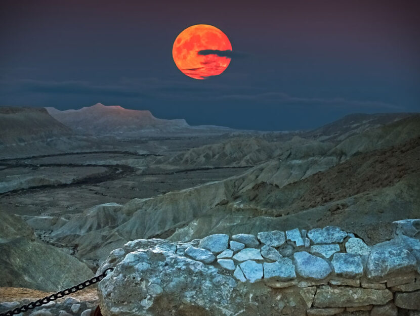 Tramonto con super luna sul deserto del Negev