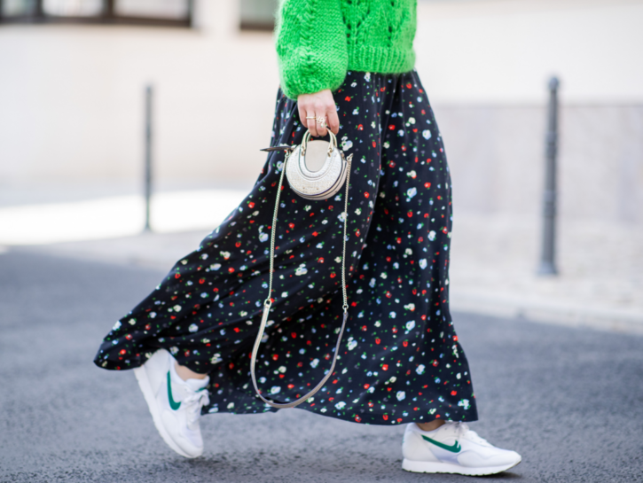 Un look da street style con le sneakers Nike abbinate a una maxi gonna fiorata