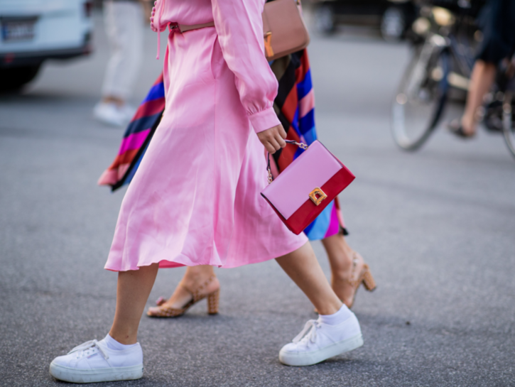 Un po' romantico e un po' sporty per effetto delle sneakers bianche abbinate al total pink