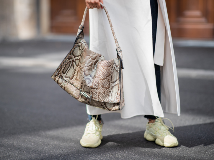 Sneakers bianche + borsa pitonata = tendenza assoluta