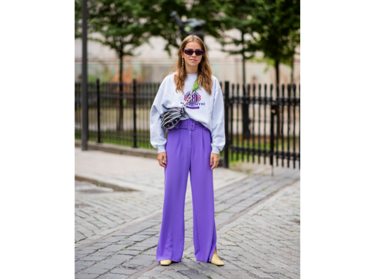 La modella indossa un marsupio a fantasia su un outfit in stile lavanda