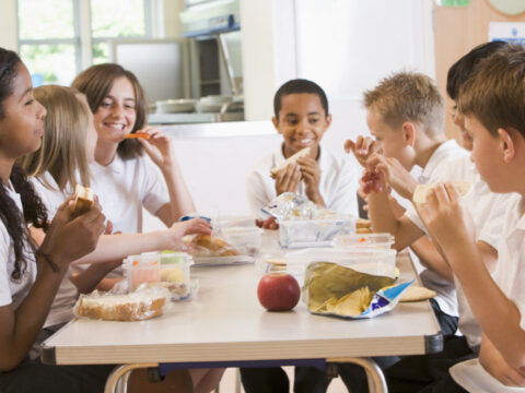 Panino a scuola. Ora si può portare cibo da casa