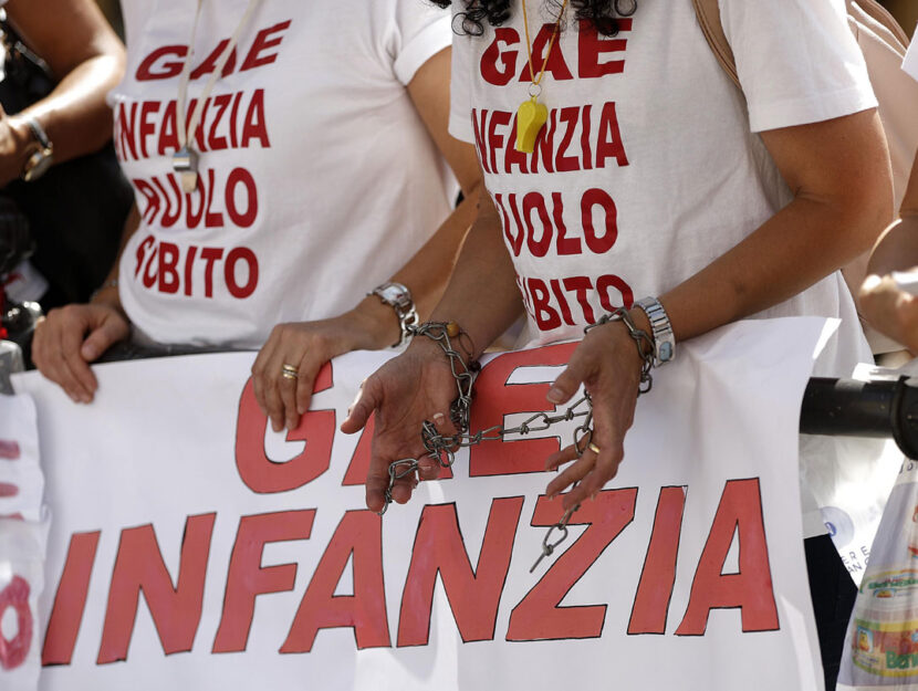 Le docenti della scuola d'infanzia e primaria durante la manifestazione a Montecitorio per chiedere 