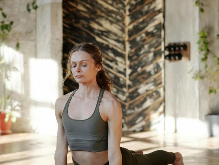 Pancia gonfia e stitichezza? Prova questi esercizi yoga (funzionano davvero)