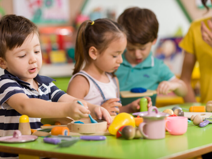 Bambini giocano asilo tavolo