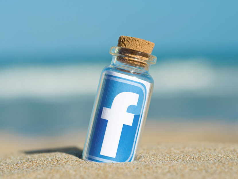 Facebook in bottiglia spiaggia