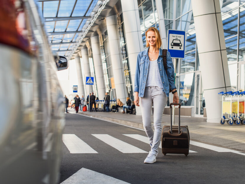 Ragazza taxi aeroporto