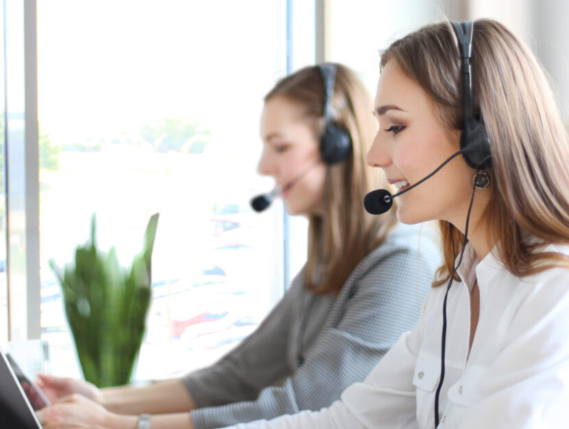 Ragazze call center microfono ufficio