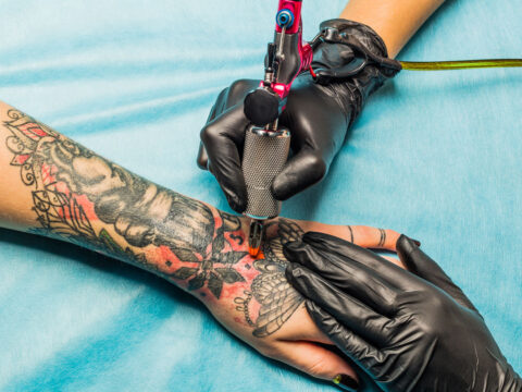 Tatuaggi: come evitare il rischio Epatite C