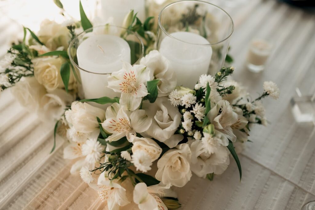 candele con fiori come centrotavola