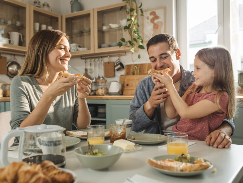 apparecchiare una tavola per la colazione