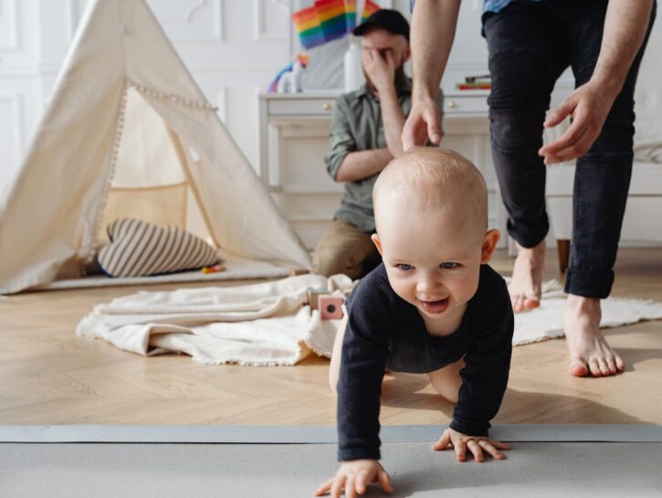 Come stimolare il bambino a gattonare
