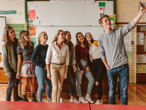 È giusto che studenti e insegnanti si parlino su chat e social?