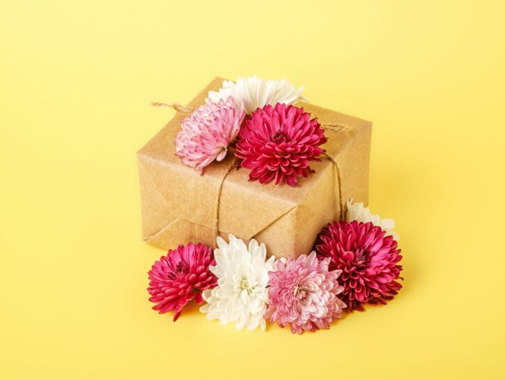 Come decorare un pacchetto regalo con i fiori