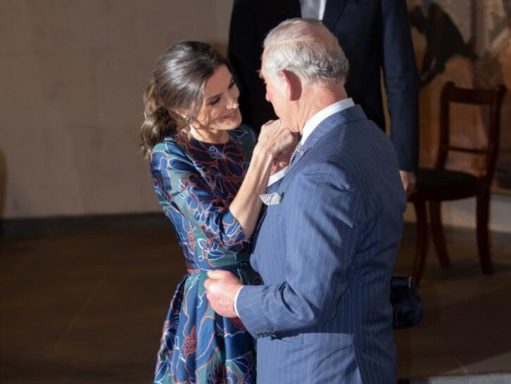 La regina Letizia di Spagna incanta anche il principe Carlo