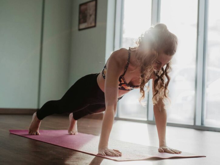 Come tonificare i glutei con lo yoga