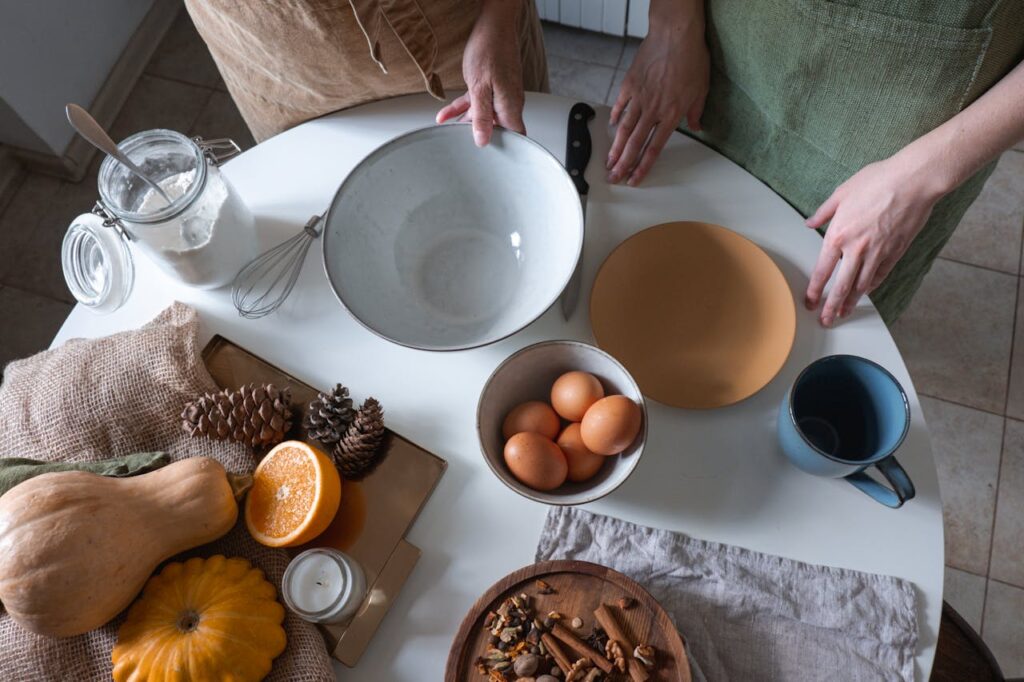 signore stanno preparando un dolce con la zucca