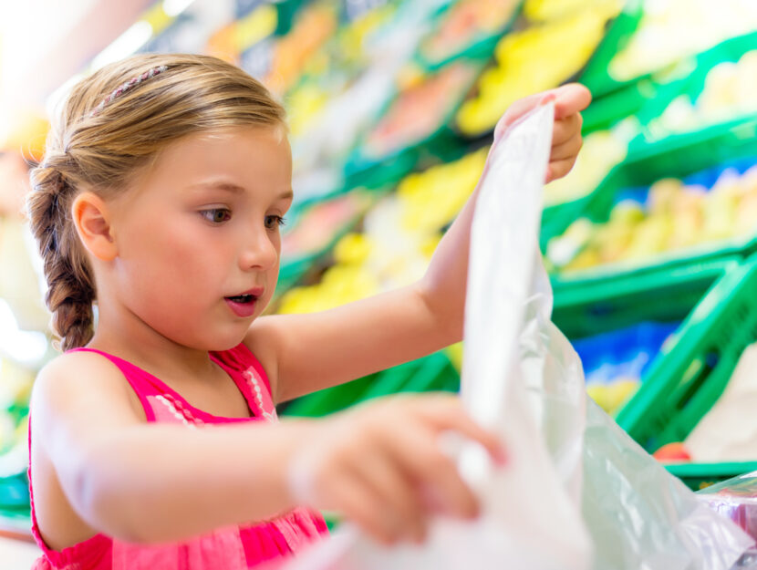 Bambina banco frutta e verdura