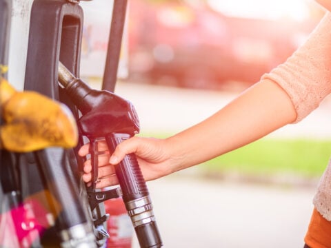 Devi fare benzina? Cambiano le etichette dei carburanti