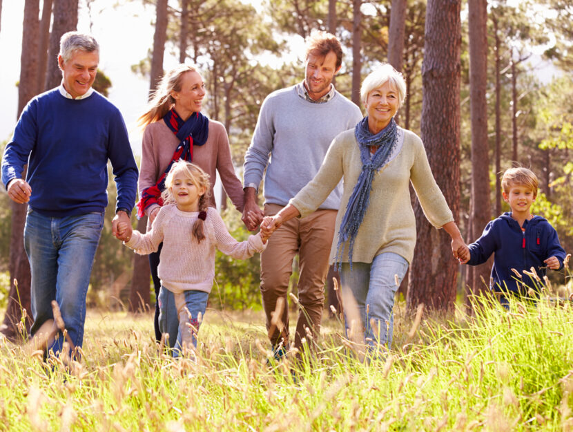 Famiglia nonni nipoti bosco