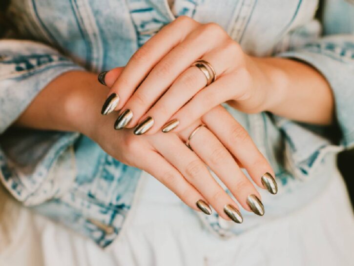 Come creare una nail art effetto specchio