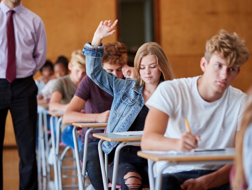 Ragazzi esame di maturita scuola banchi