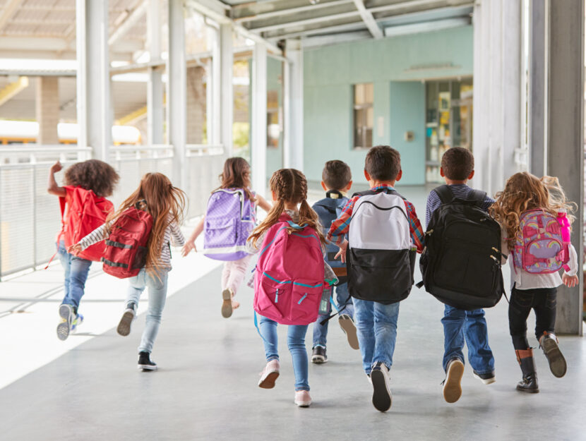 Scuola bambini corrono