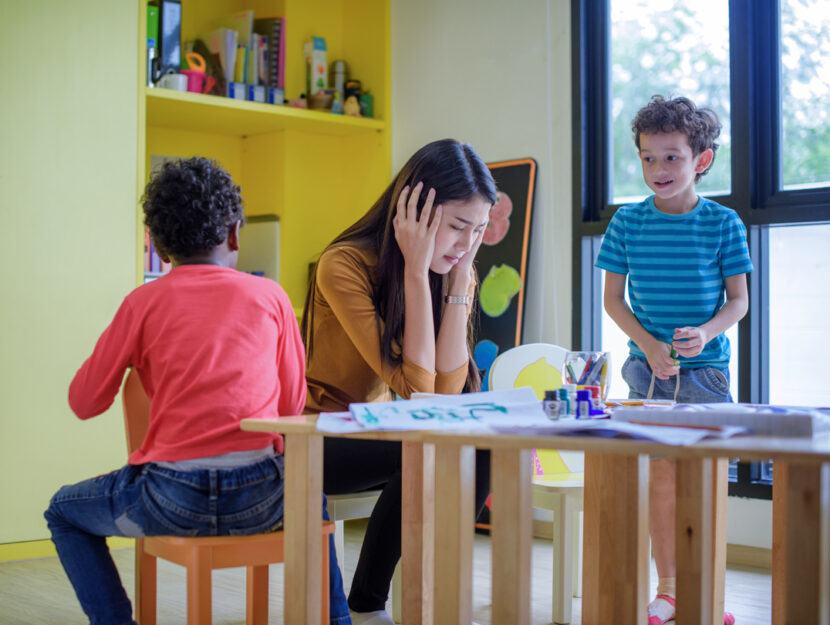 Scuola elementare bambini maestra disperata