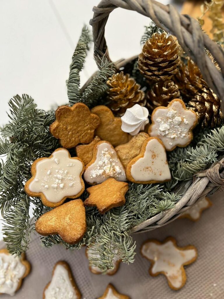 cesto di natale con biscotti