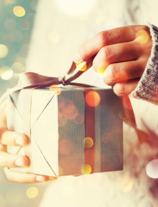 Regali di Natale: 13 idee fashion per far felice la mamma