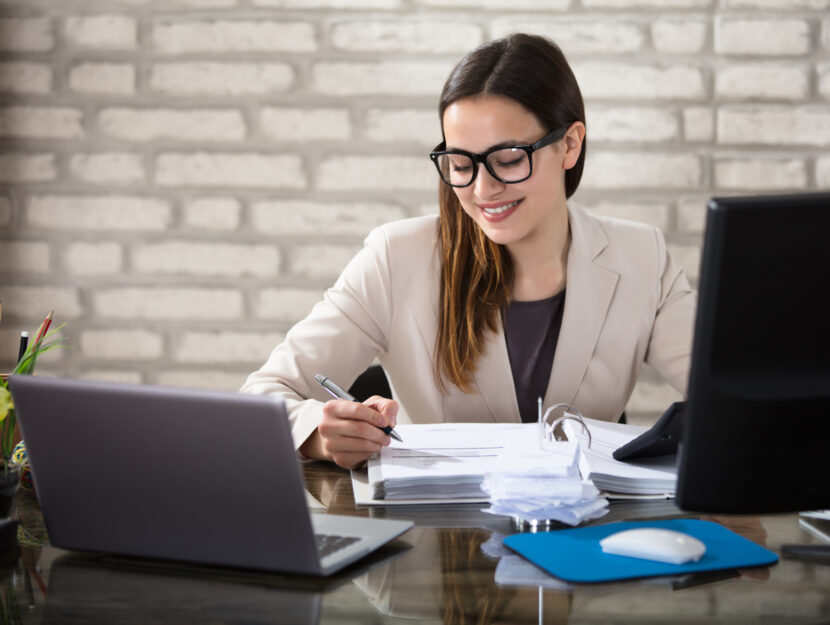 fattura elettronica donna computer ufficio