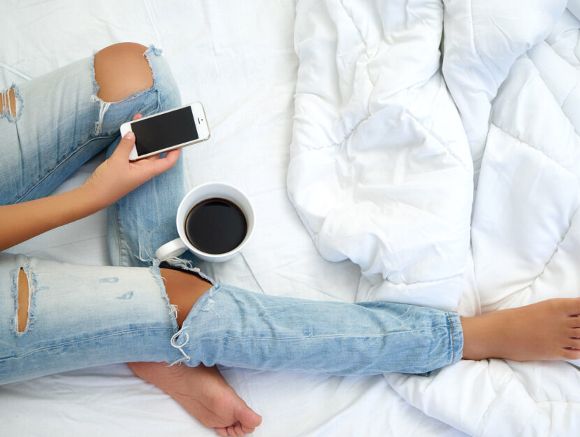 jeans, tazza di caffè, letto, smartphone