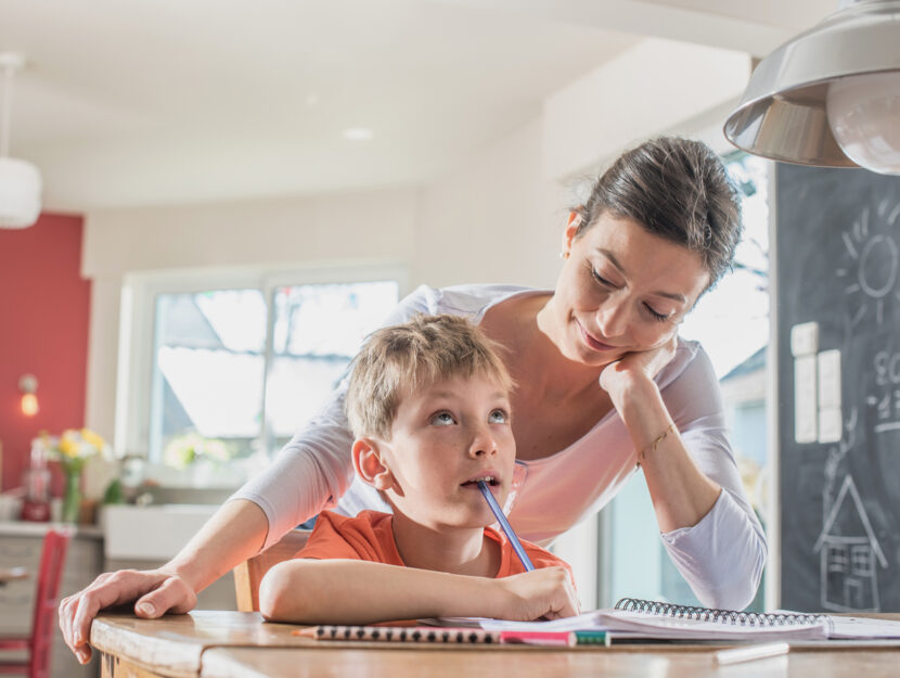 Compiti a casa con la mamma bambino