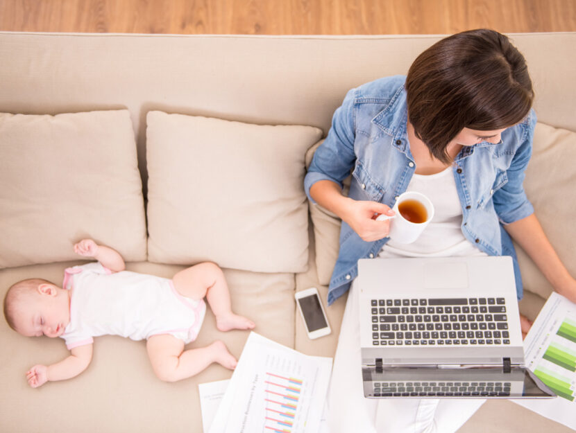 Mamma lavora computer divano bambino