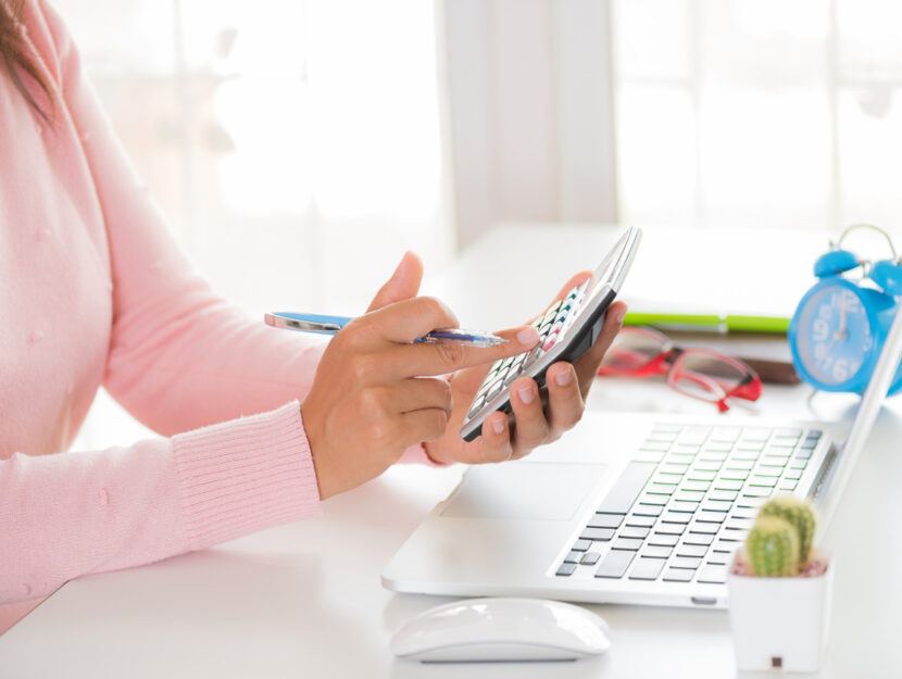 Ragazza computer calcolatrice scrivania svgeglia