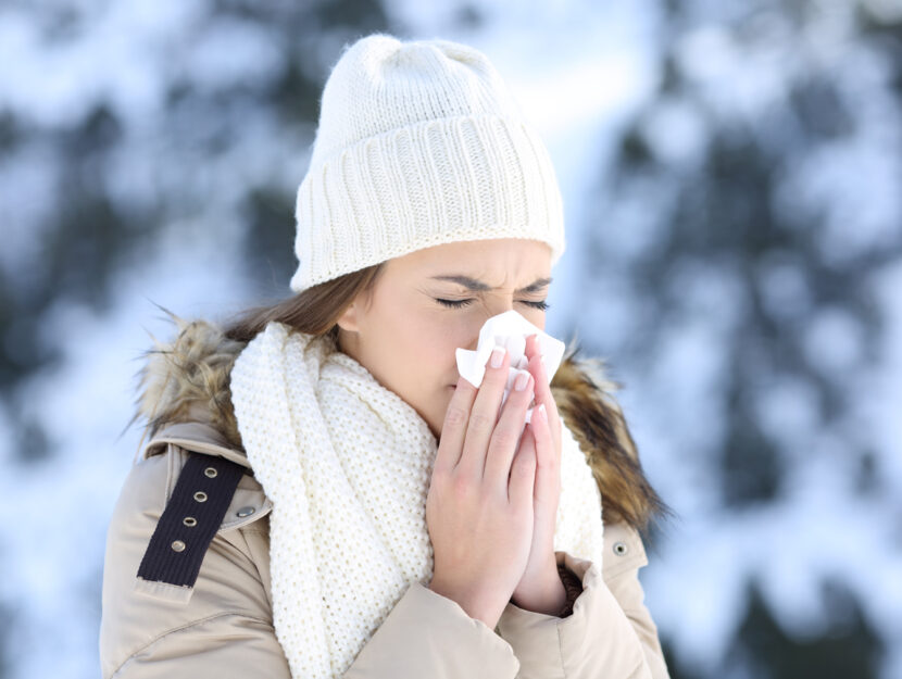 Ragazza inverno starnuto