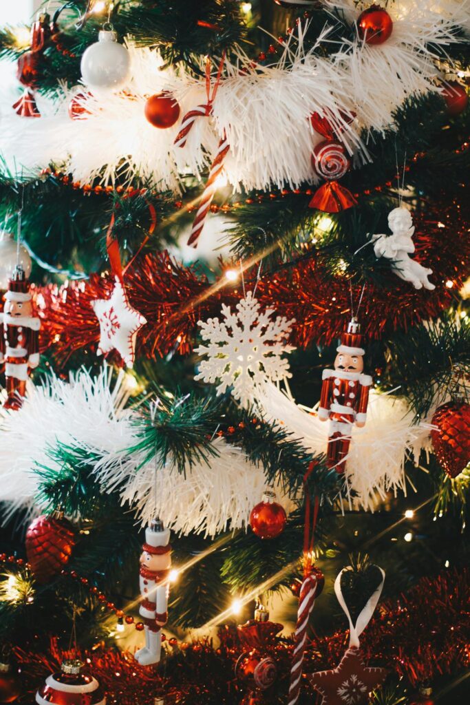 albero di natale addobbato con festoni