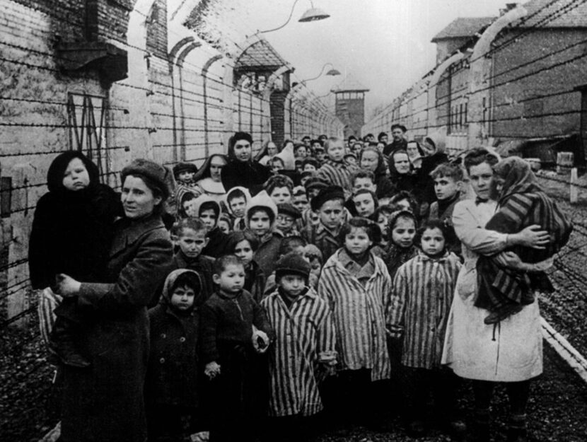 Bambini di Auschwitz, fotografati dopo che i loro genitori sono stati cremati nei forni