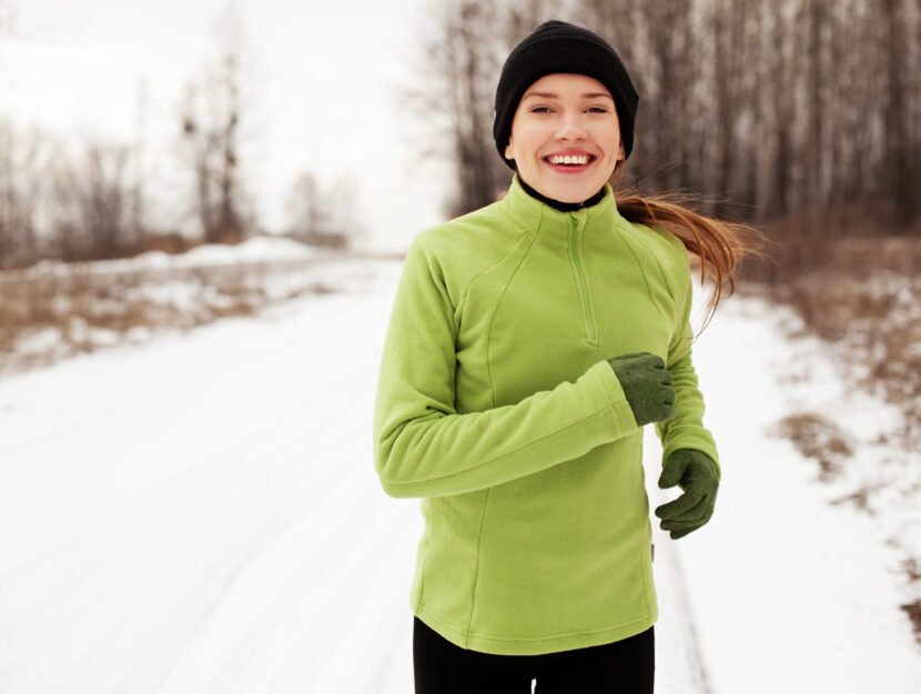 Ragazza corre nella neve