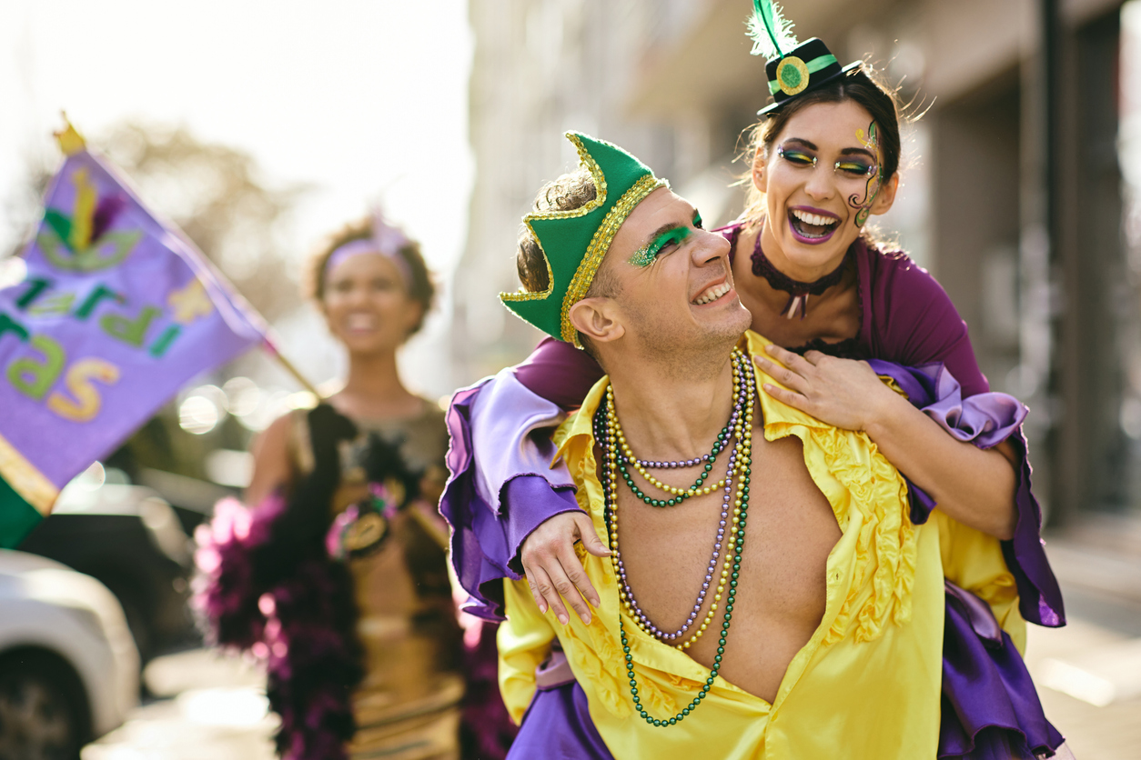 Coppia Di Mezza Età in Abito Da Carnevale Viola in Costume Da